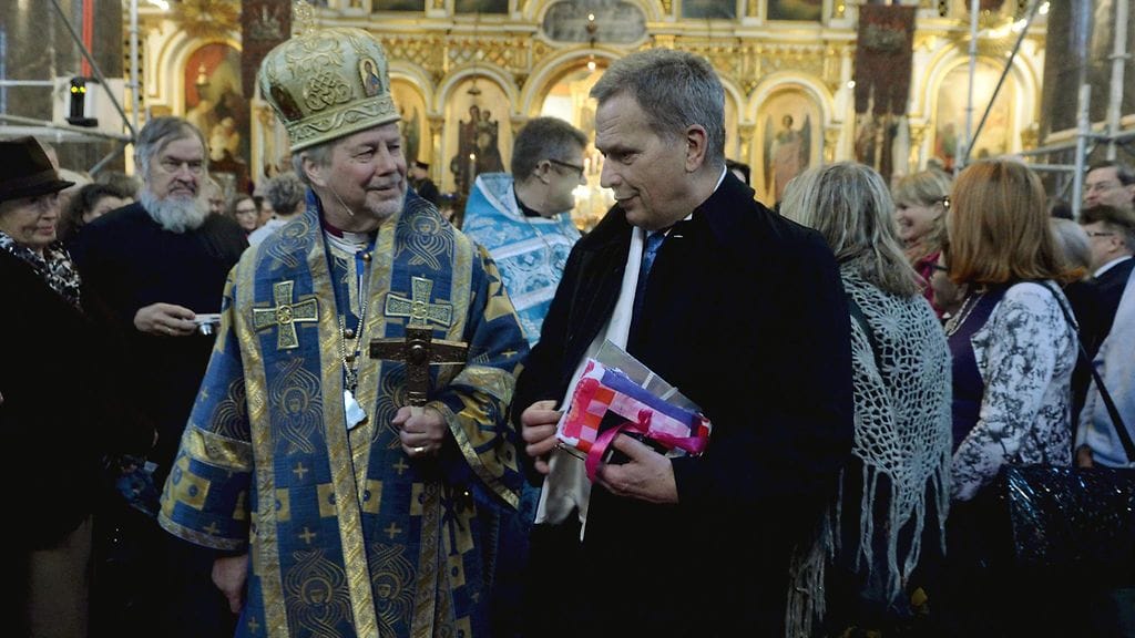 Metropoliitta Ambrosius ja presidentti Sauli Niinistö keskustelevat itsenäisyyspäivän kiitosrukouspalveluksessa Uspenskin katedraalissa Helsingissä 6. joulukuuta 2015.