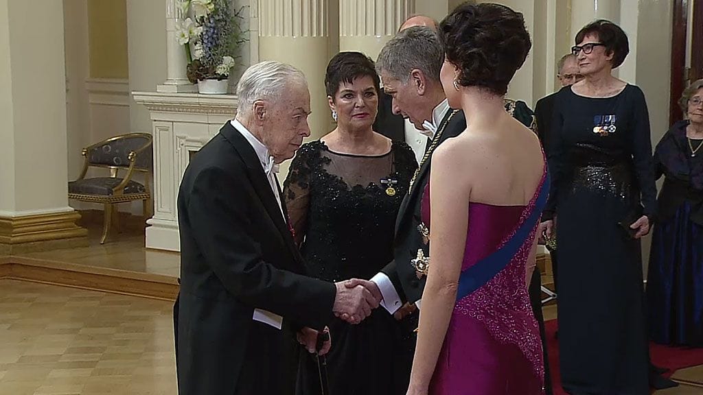 Vielä viime vuonna Mannerheim-ristin ritari Tuomas Gerdt kätteli tasavallaan presidentti Sauli Niinistön nykyisen perinteen mukaisesti ensimmäisenä. Vielä ei ole tiedossa, kuka saa kunnian tämän vuoden Linnan juhlilla.