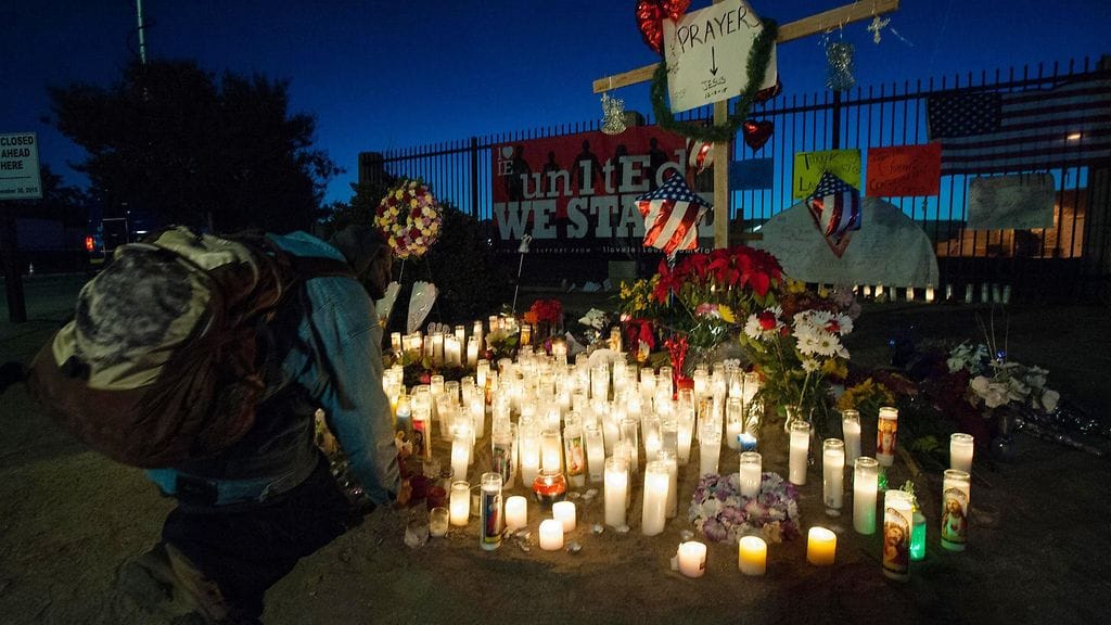 San Bernardinon joukkoampumisen uhrien muistoksi sytytettyjä kynttilöitä lähellä iskupaikkaa.