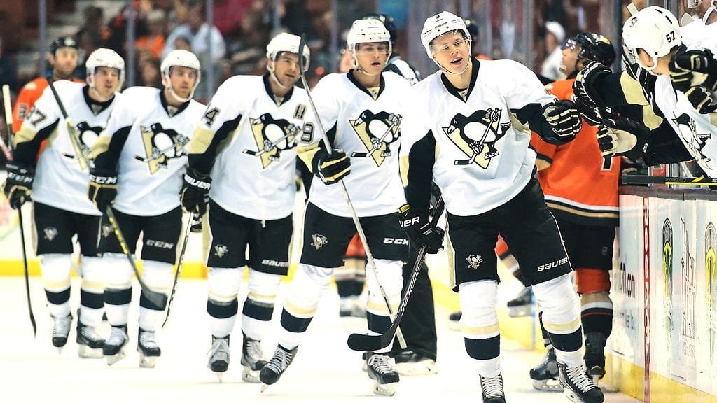 Olli Määttä (oik.) teki Penguinsin ainoan osuman Anaheimissa.