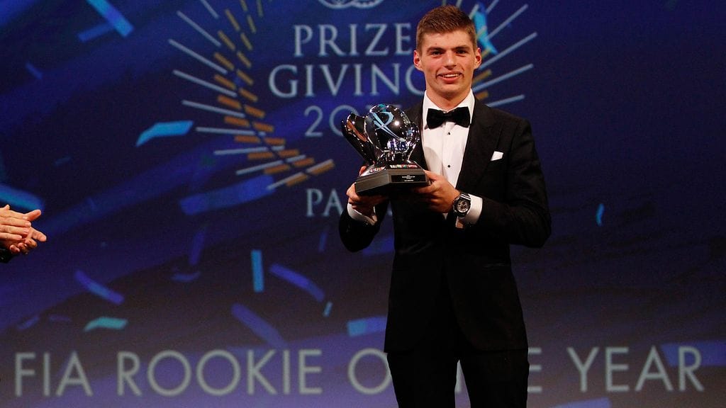 Max Verstappen putsasi palkintopöytiä F1-kauden jälkeen. Kuva FIA:n gaalasta.