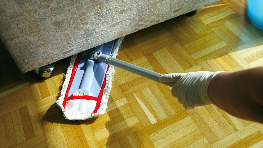 Ruotsalaisprofessorin mukaan ihmiset ottavat aivan liikaa stressiä siivoamisesta.