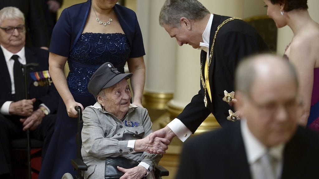 Tasavallan presidentti Sauli Niinistön mukaan itsenäisyyspäivän vastaanoton kaksi upeinta asua oli paikalle kutsutuilla lotilla, joista toinen, Elli Kallioniemi, on kuvassa kättelyvuorossa.