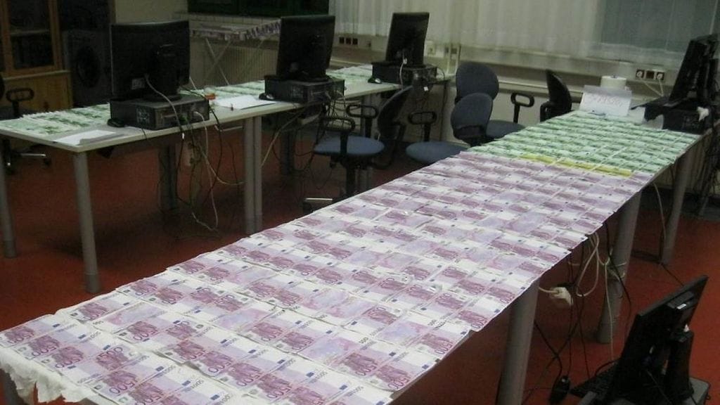 Rahat ovat kuivuneet Itävallan poliisin tiloissa. Kuivuttuaan niiden alkuperää aletaan selvittää tarkemmin. Kuva: Wienin poliisi.