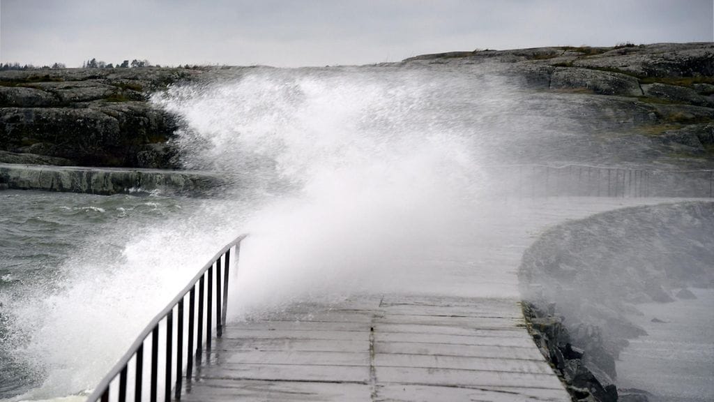 Kovan tuulen nostama aallokko lyö Uunisaaren aallonmurtajan yli Helsingissä 30. marraskuuta 2015.