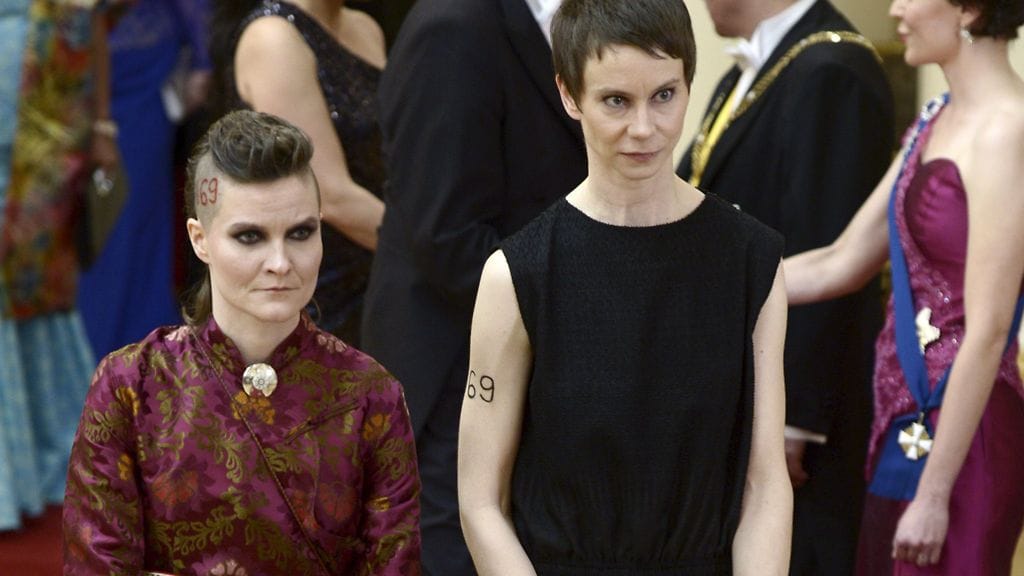 Kolttasaamelainen ohjaaja-käsikirjoittaja Pauliina Feodoroff (vas.) ja teatteriohjaaja Milja Sarkola kohauttivat itsenäisyyspäivän Linnan juhlissa. Molempien juhlalookiin kuului kannanottona numero 169, joka viittaa ILO 169 -sopimukseen. Suomen eduskunta ei alkuvuodesta vahvistanut sopimusta.