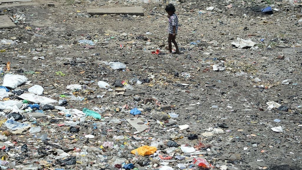 Lapsi Mumbain slummissa kesällä 2015.