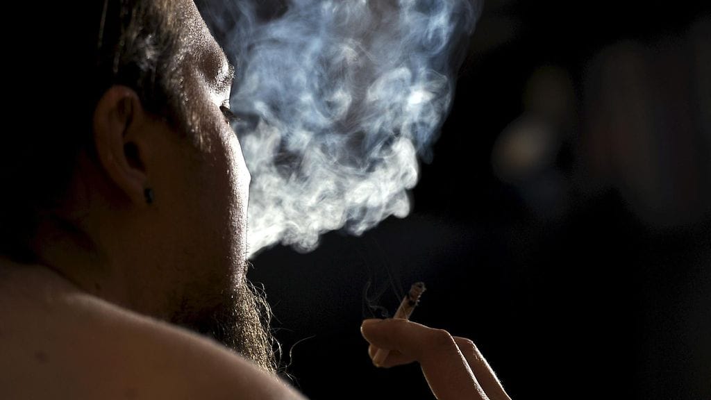 Ylilääkäri korostaa, että kannabiksella on haittoja. Ongelmat näkyvät hänelle erityisesti nuorten psykoosipotilaiden parissa. Arkistokuva.