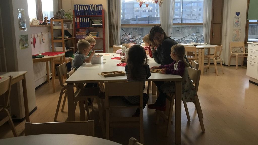 Päiväkoti Viktorian johtaja Susanne Wrede muistuttaa, että kaikki lahjat ilahduttavat. Elefantti-ryhmän lapset piirtämässä.