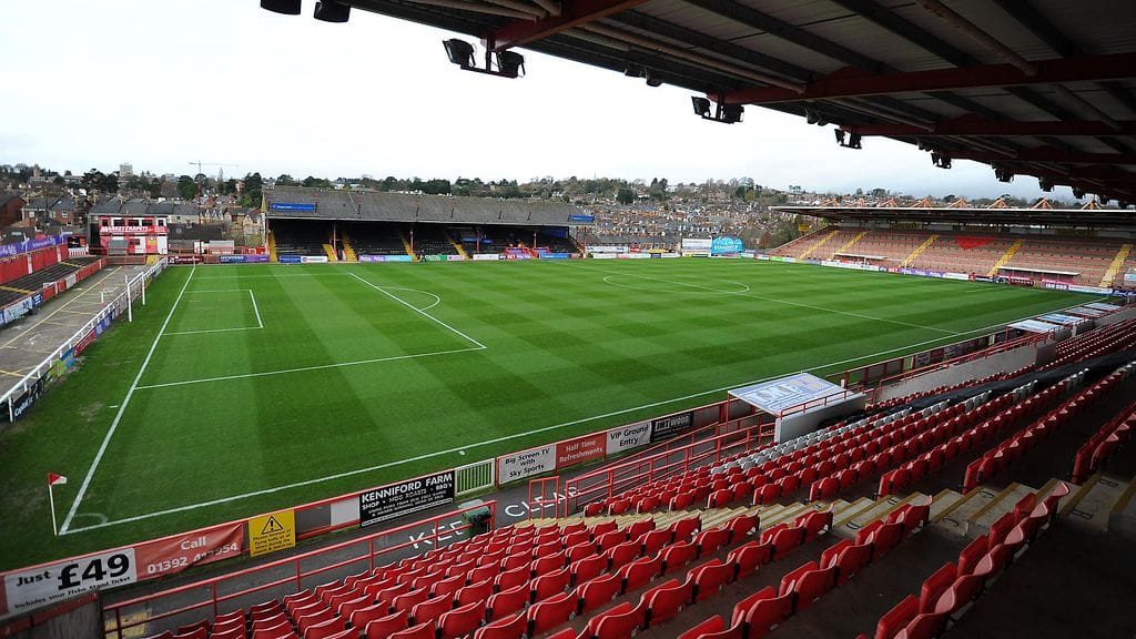 Exeter Cityn kotistadion St. James Park vetää runsaat 8 500 katsojaa.