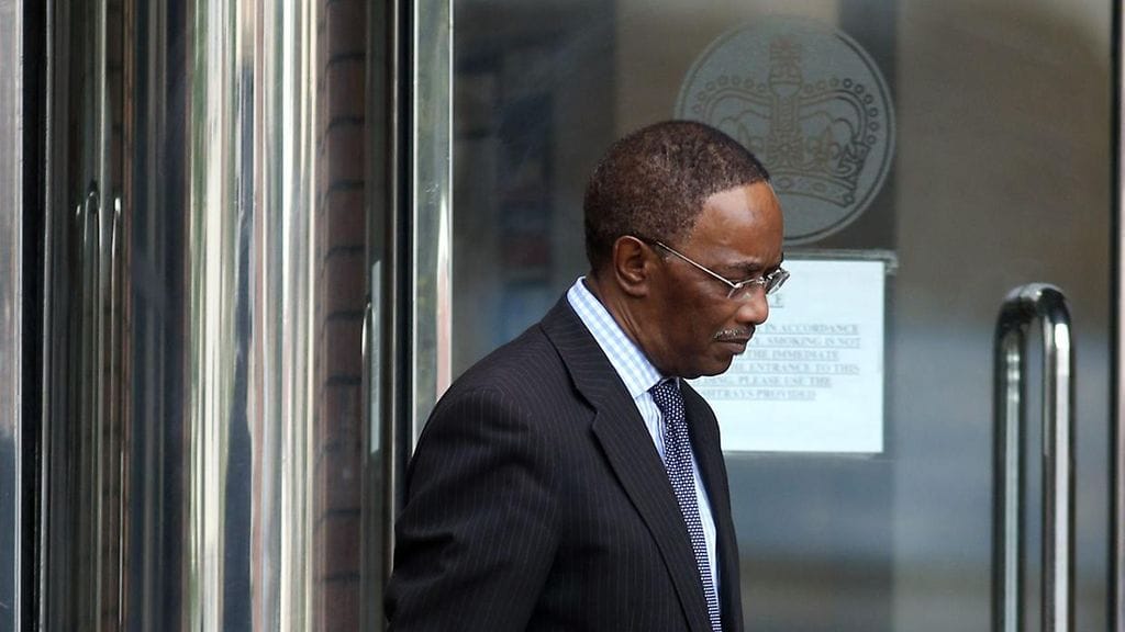 6 vuoden vankeustuomion saanut Emmanuel Edet poistumassa oikeudesta,