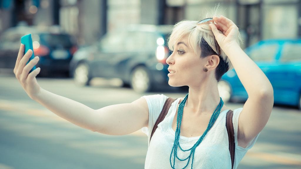 Moni jakaa somessa vain täydellisiä selfieitä; yksi kuva on vaatinut sata uusintaottoa. Kuvituskuva.