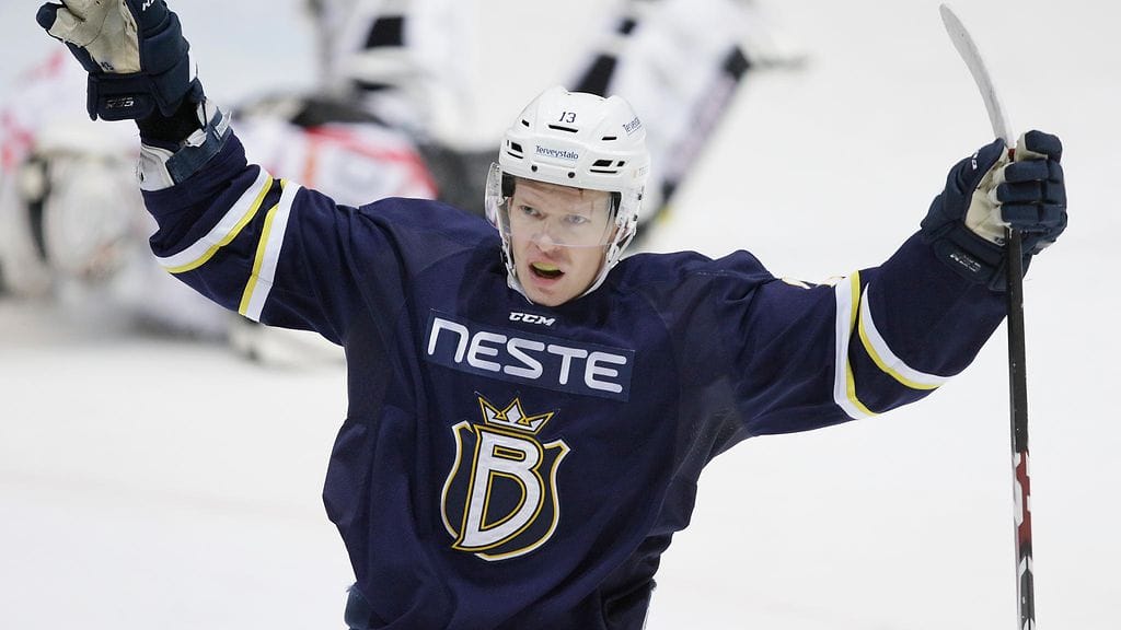 Ville Korhosen ura jatkuu Ässissä.