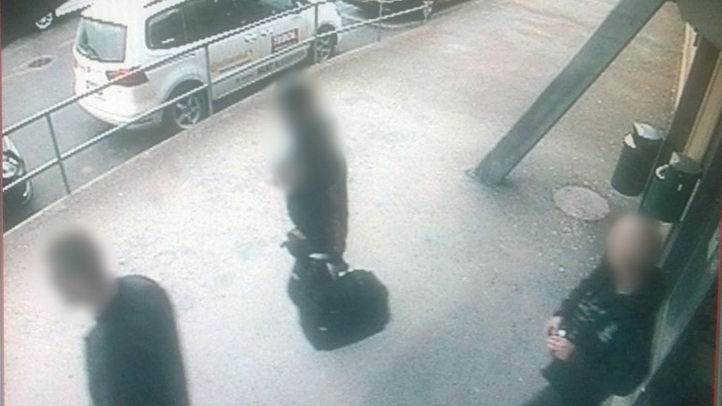 Keskusrikospoliisi epäilee, että tässä kuvassa tuodaan amfetamiiniöljyä Suomeen. Kuva lentokentän valvontakameroista.