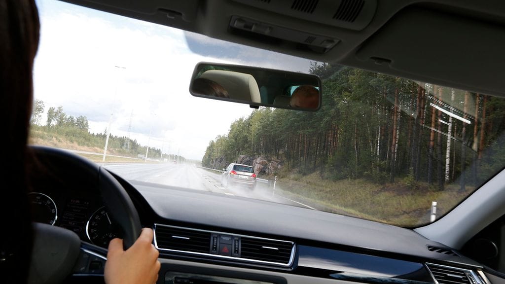 Riittävän pitkät turvavälit päätiellä ja liittyjän oikea nopeus mahdollistavat sujuvan liikenteen.