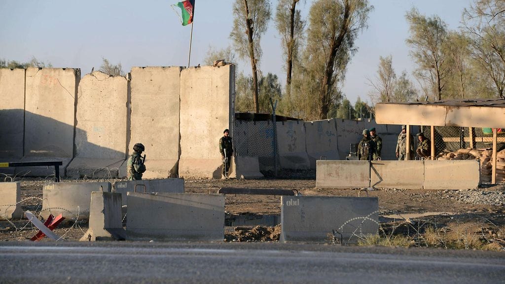 Afganistanilaisia vartijoida lentokentän edustalla.