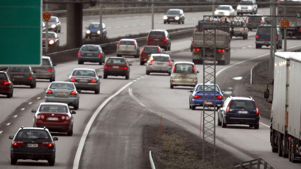 Oikea tilannenopeus ja riittävät turvavälit tekevät liittymisestä vetoketjumaisen sujuvaa.