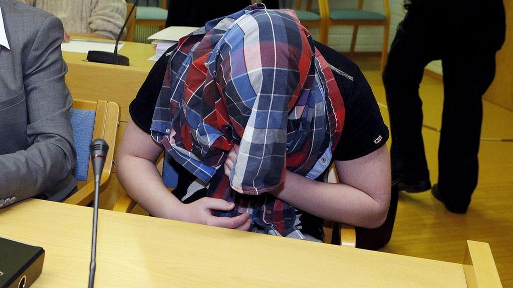 Muhoksen perhekotisurmasta syytetty 17-vuotias Oulun käräjäoikeudessa keskiviikkona 9. joulukuuta 2015.