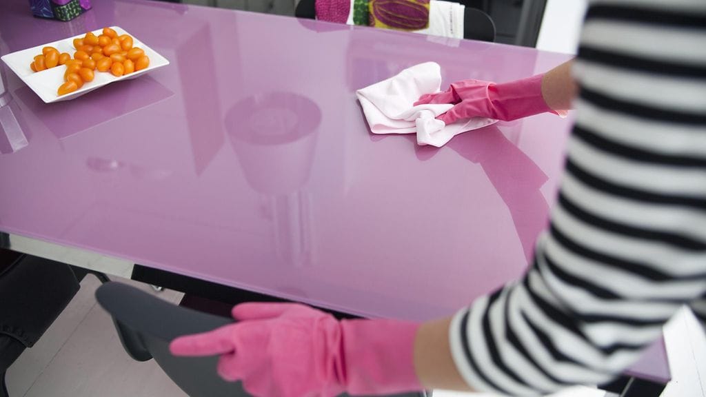 Ritva alkoi ostaa siivouspalveluja kotitalousvähennyksestä kuultuaan. Kuvituskuva.