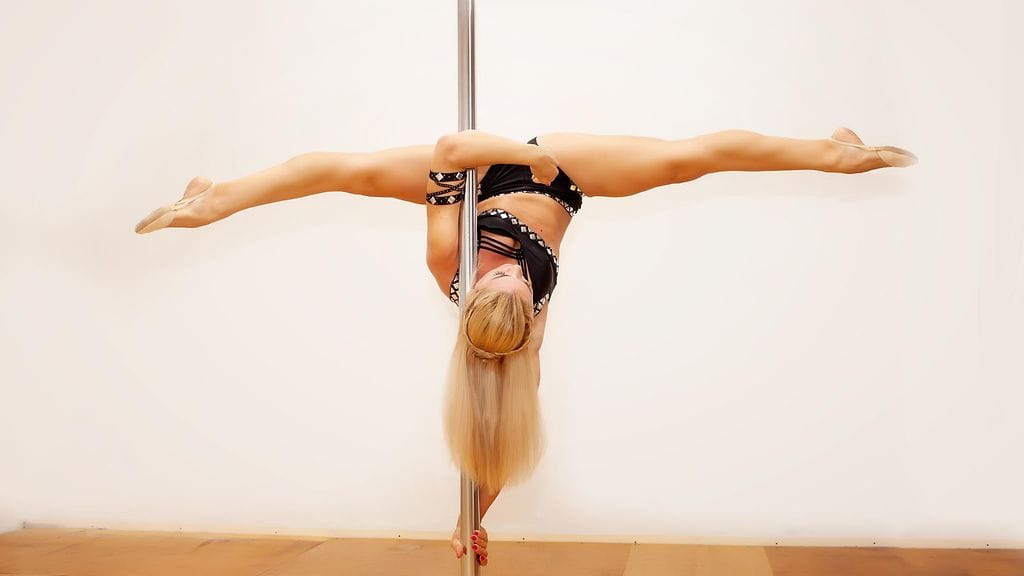 Tankotanssia harrastetaan pienissä vaatteissa, sillä tangolla pysytään pääasiassa ihon avulla.