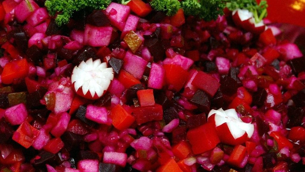 Rosolli kuuluu monen joulupöytään. Myös sen ainekset voi ostaa jo hyvissä ajoin.