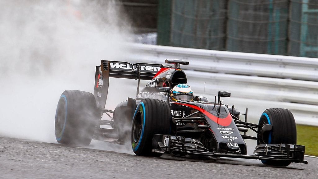 Fernando Alonso vauhdissa sadekelin renkailla.