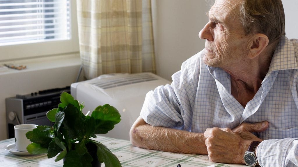 Jos ajatus ei kulje sisätiloissa, voi ulkona liikkuminen virkistää ja edistää siten myös muistamista. Kuvituskuva.