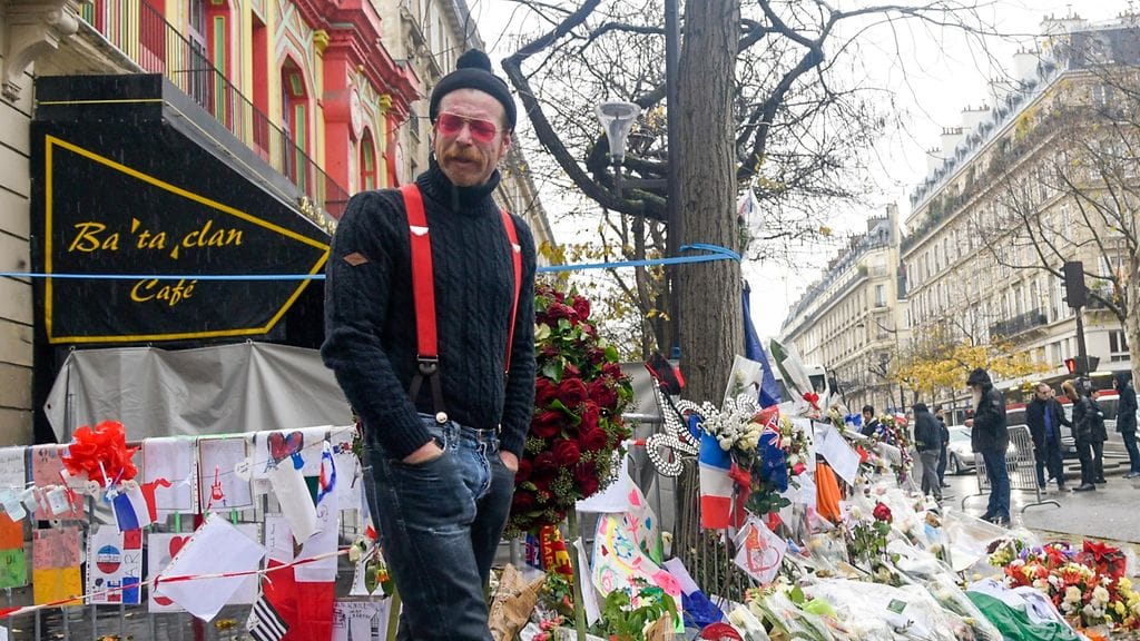 Eagles of Death Metal palasi Bataclanin edustalle 9.12.2015 3