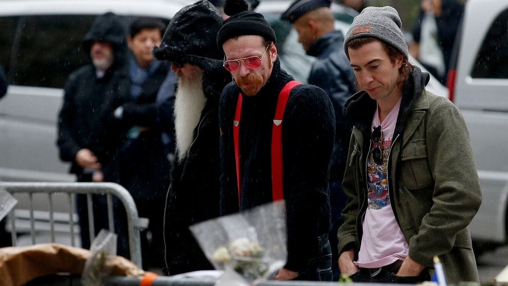 Eagles of Death Metal palasi Bataclanin edustalle 9.12.2015 4