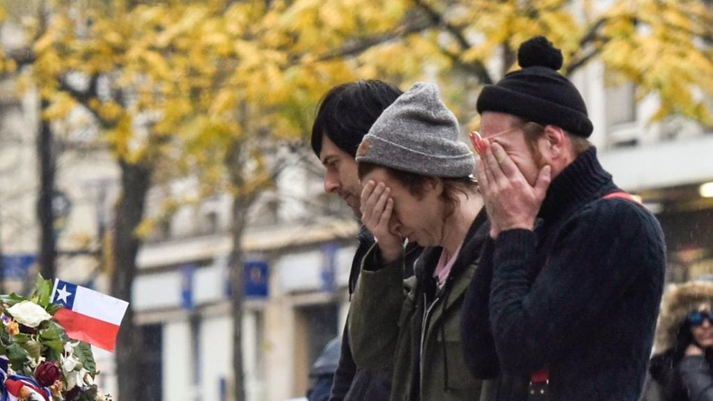 Eagles of Death Metalin jäsenet vierailivat Bataclanin edessä joulukuussa 2015.