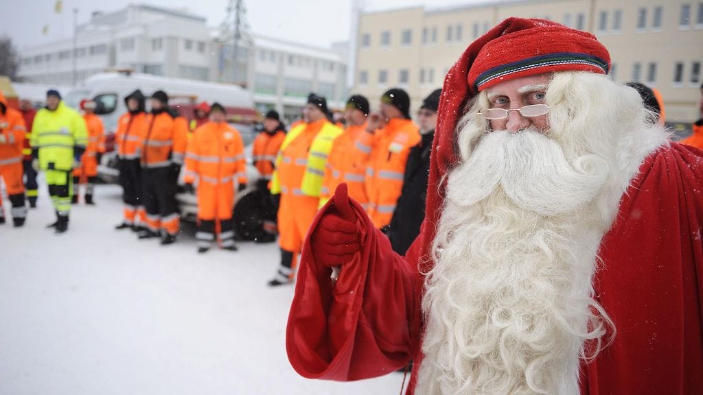 Joulupukki lähetti tiepalvelumiehet matkaan, kun Autoliiton Operaatio Lumihiutale starttasi Vantaalta 18. joulukuuta 2010.
