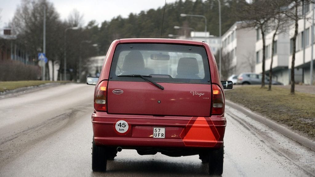 Mopoauto tulee varustaa hitaasta ajoneuvosta kertovalla kolmiolla.