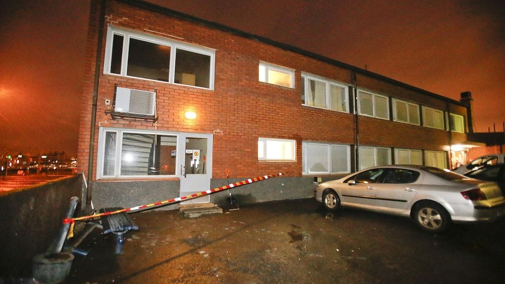 Vastaanottokeskuksessa syttyneen palon oli sammuttanut kaksi talon asukasta yhdessä vartijan kanssa, eikä se ehtinyt levitä rapusta pidemmälle.