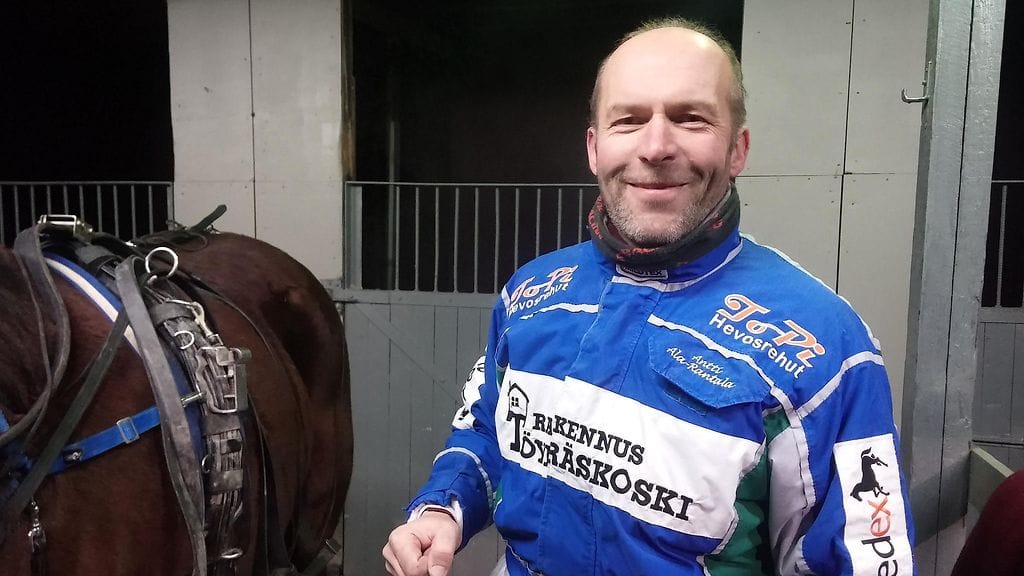 Antti Ala-Rantalalla on tänään monta rautaa tulessa.