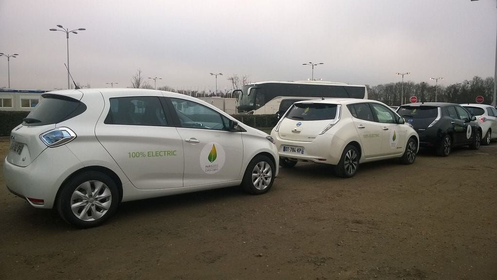 Jotta ilmasto ei lämpenisi kahta asteta enempää, täytyy sähköautojen yleistyä.