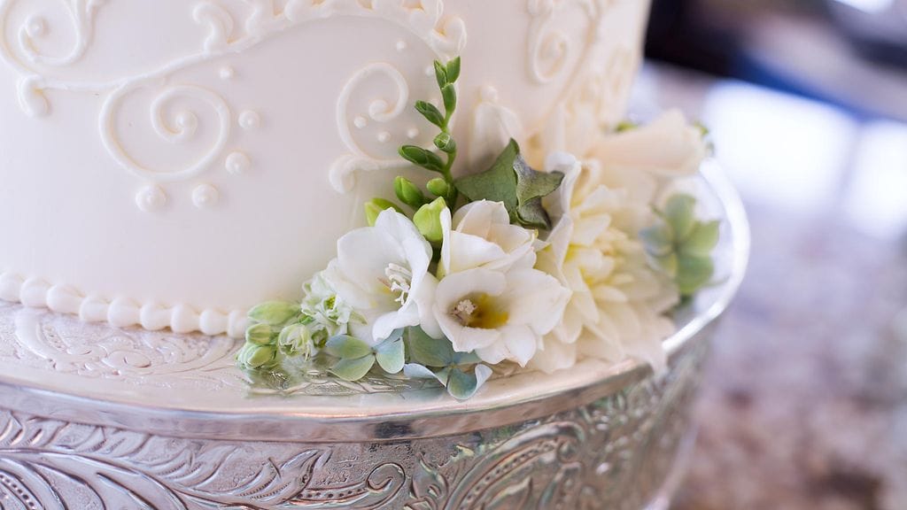 Hääkakku ei säily syömäkelpoisena sataa vuotta. Tämän havaitsi eräs amerikkalaismies löytäessään isovanhempiensa hääkakun autotallistaan. Kuvituskuva.