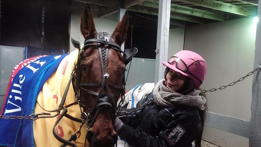 Hoitajansa Emma Paakkisen mukaan Lyckliga Lotta on erityisen suloinen näky pitkien korviensa ansiosta. Jännitä kaksikon puolesta illan Toto5-lähetyksen parissa!