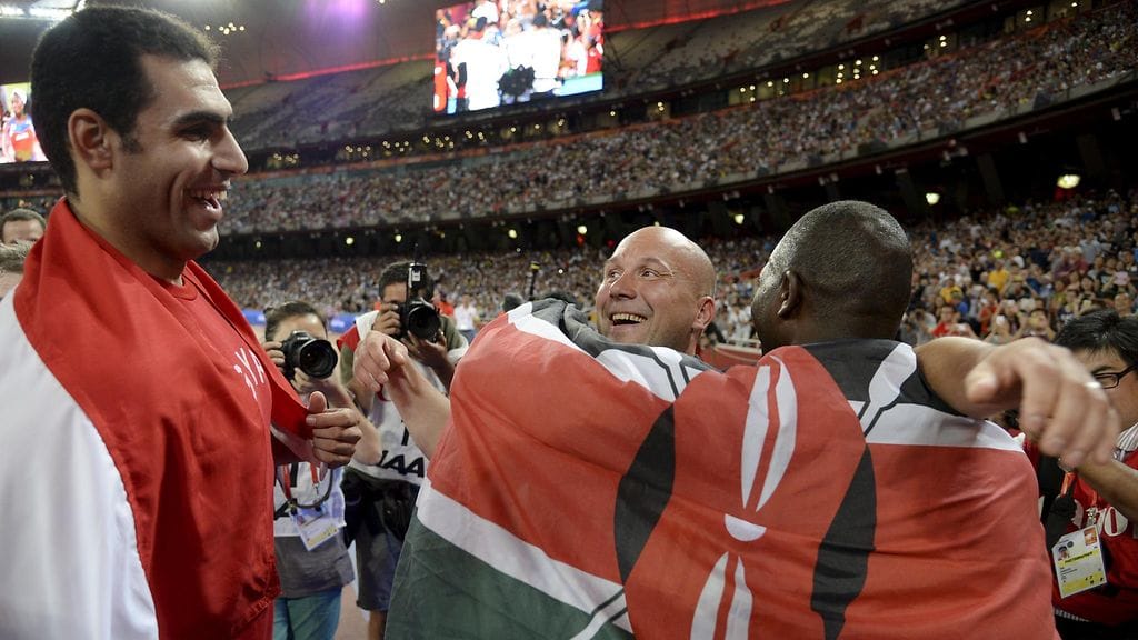 Petteri Piironen (kesk.) juhli Ihab Abdelrahmanin ja Julius Yegon kanssa Pekingissä.