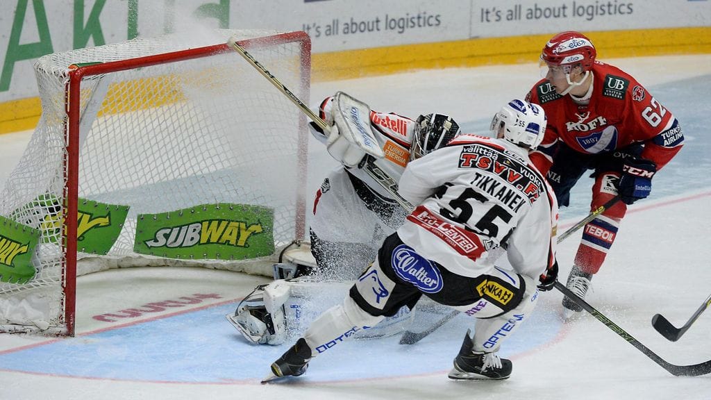 Kuvassa Oskari Setänen päästää Robert Leinon 1-1-osuman.