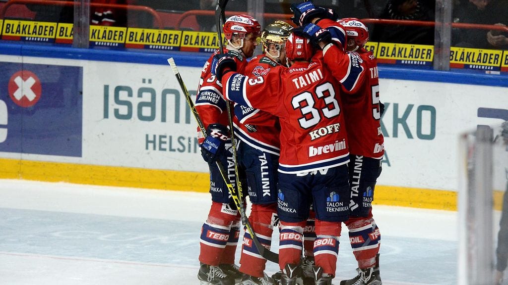 HIFK-pelaajat juhlivat Joonas Raskin 3-1-voittomaalia.