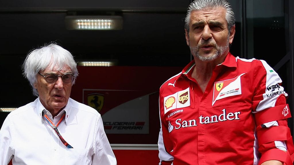 Bernie Ecclestone ja Ferrarin tallipäällikkö Maurizio Arrivabene (arkistokuva).