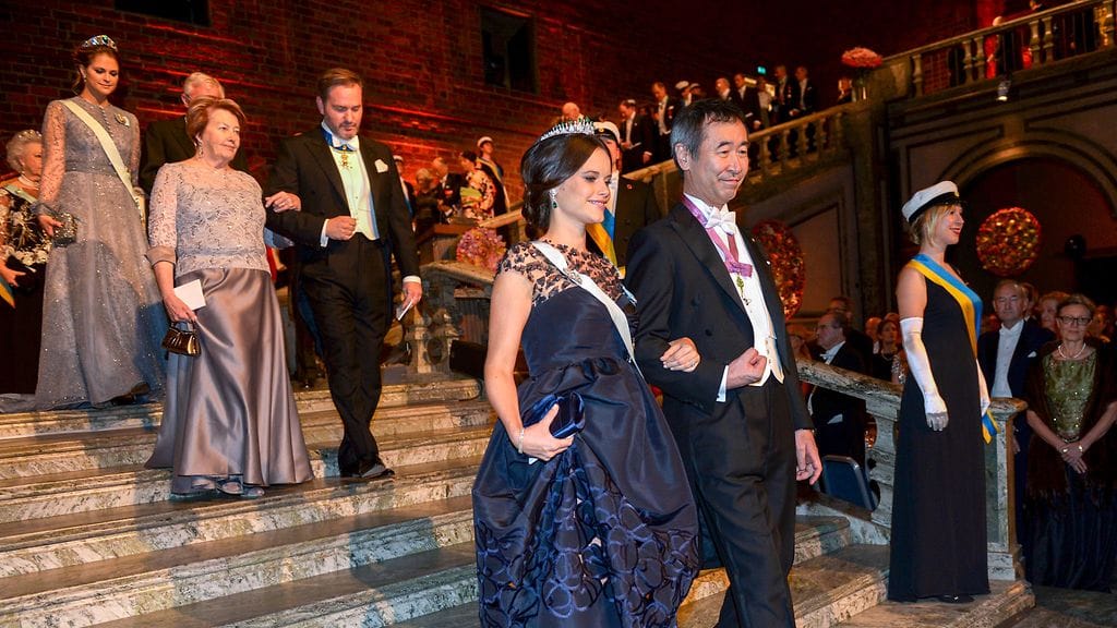Prinsessa Sofia saapui Nobel-illallisille fyysikko Takaaki Kajitan kanssa.
