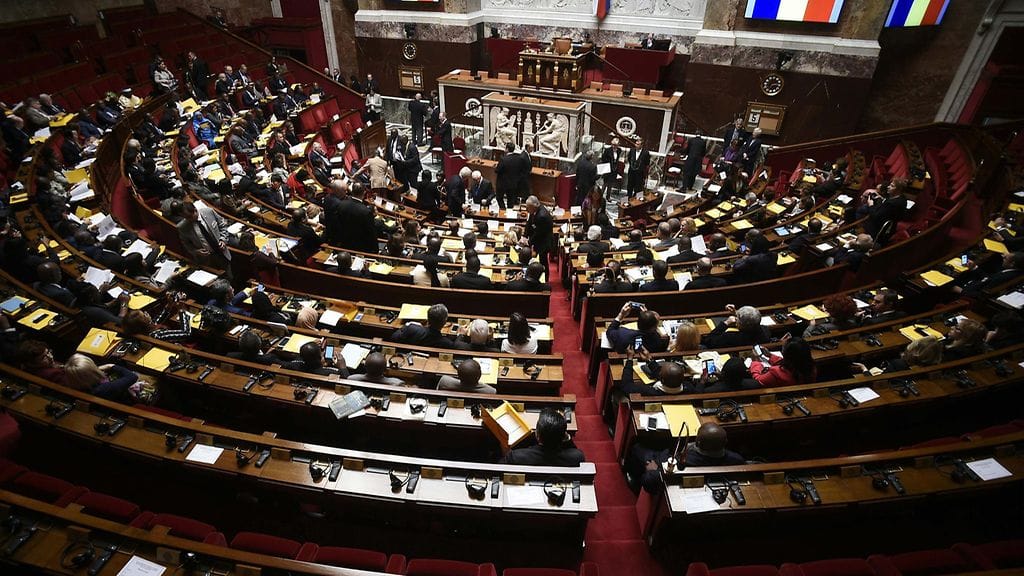 Neuvottelijoita koolla Pariisin ilmastokokouksessa 5.12.2015.