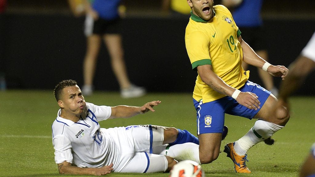 Hondurasin Arnold Peralta (vas.) ja Brasilian Givanildo Vieira de Sousa eli Hulk kuvattuna marraskuussa 2013 maiden ystävyysottelussa.