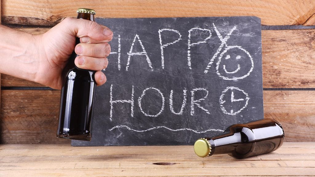 Happy hour -tarjouksella ei saa Suomessa mainostaa ravintoloiden ulkopuolella.