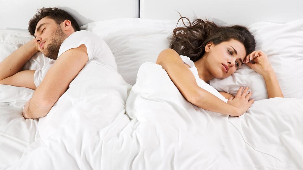 Moni nainen joutuu pettymään sängyssä.