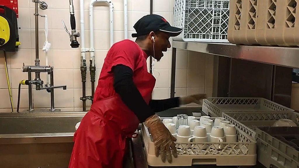 Jose Angel Sanchez de la Rosa on helsinkiläisravintolan "laulava tiskari".