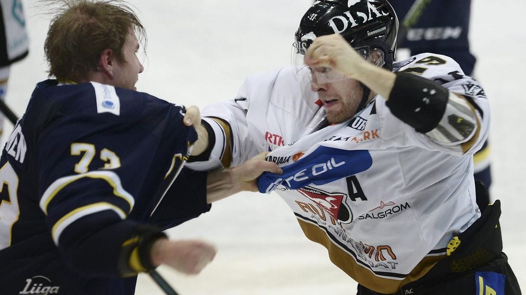 Bluesin Ilmari Pitkänen ja Kärppien Juho Keränen ottivat nyrkein mittaa toisistaan.