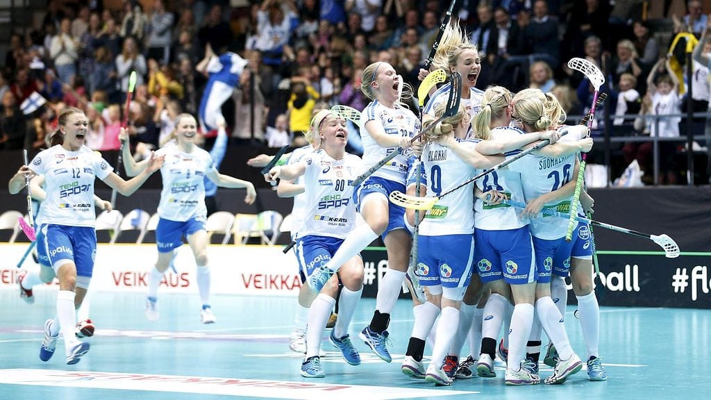 Salibandynaiset juhlivat MM-finaalipaikkaa Hakametsässä.