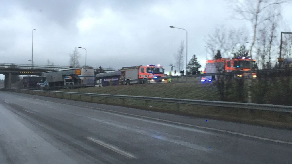 Yksi sai vakavia vammoja bussien törmäyksessä.
